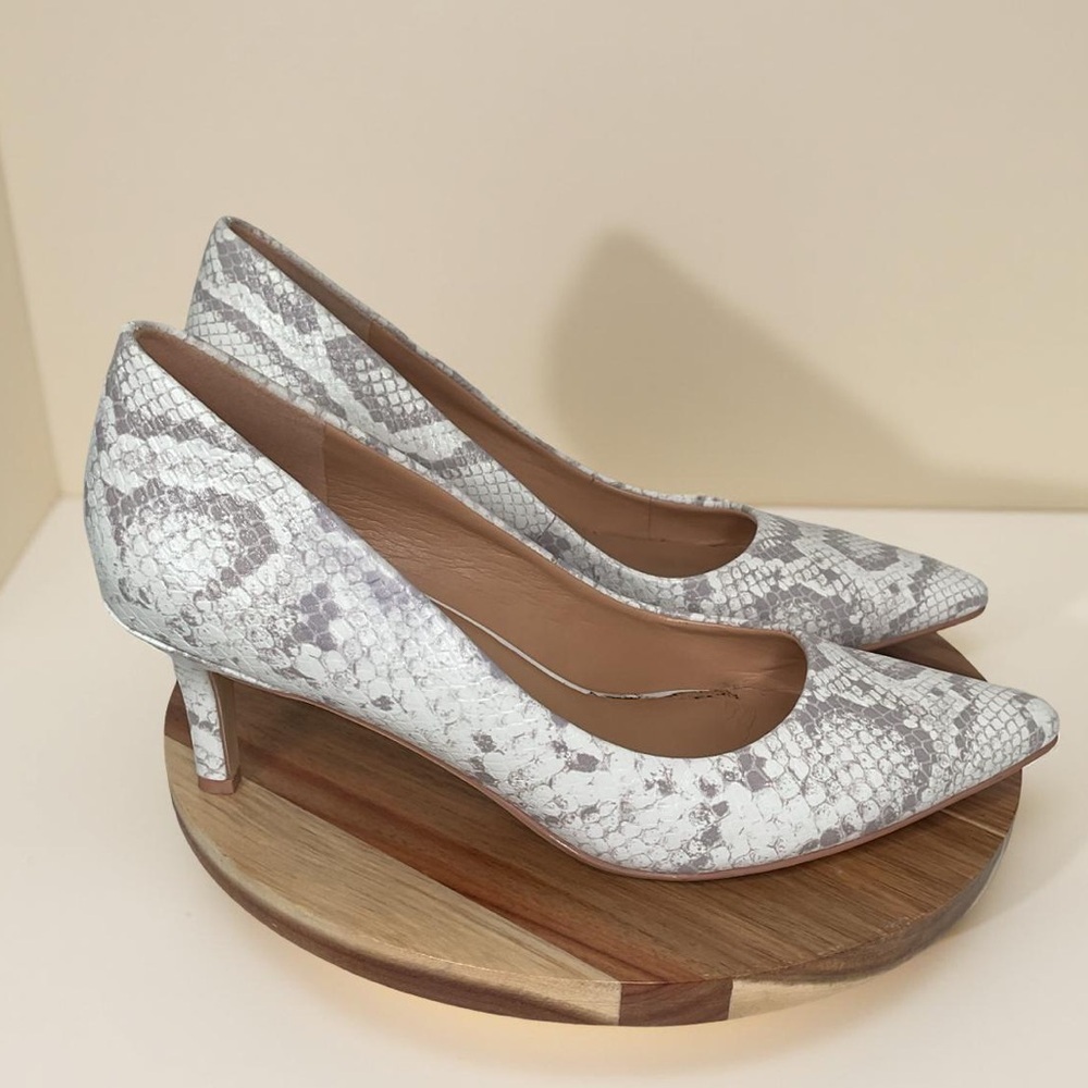 Naturalizer Genuine soft leather kitten heel Pumps Everly White Snake SZ 9W EUC